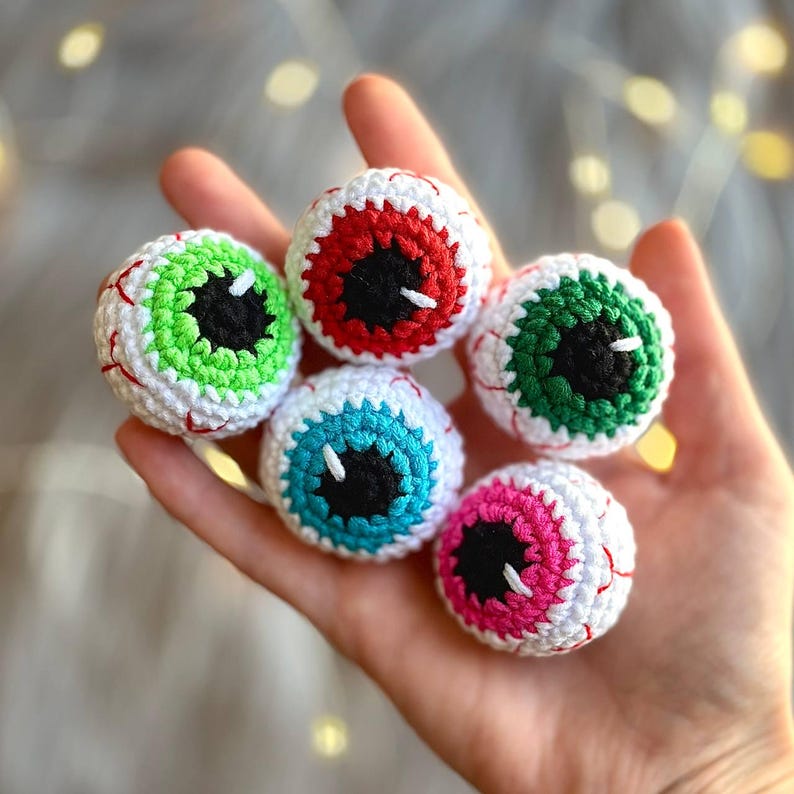 Halloween Glowing Eyeball Crochet Pattern+Finished Crafts+ Crochet Kit